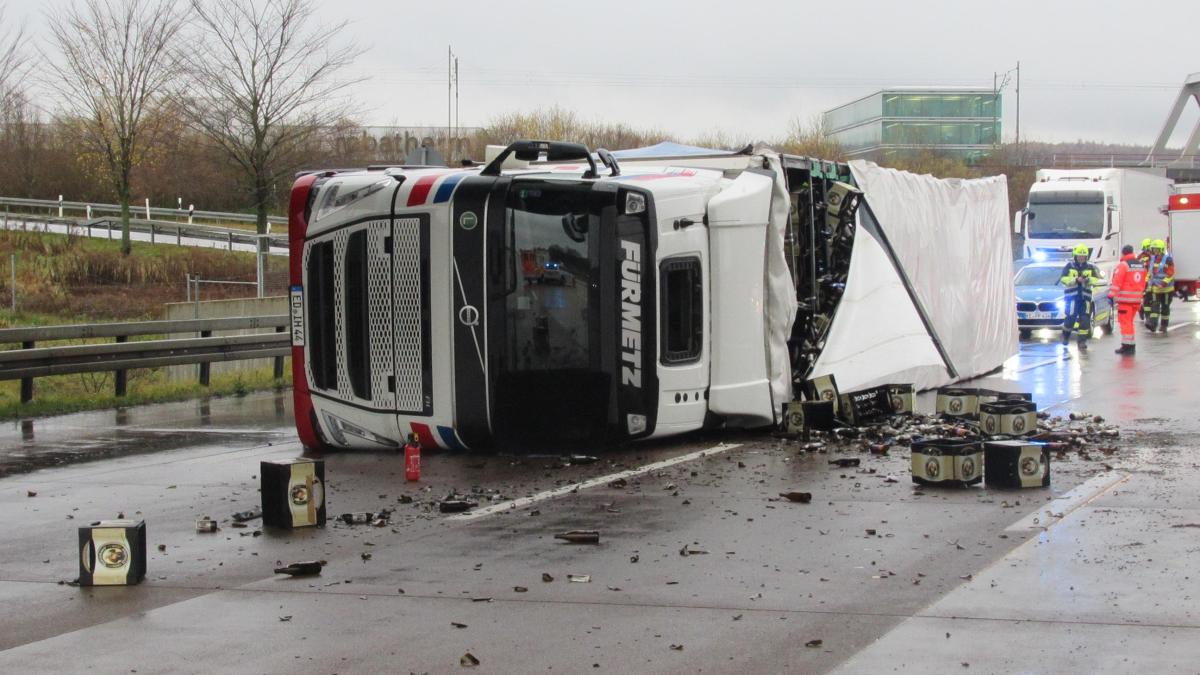 Mit Bierkisten Beladener Lkw Kippt Auf Der A Richtung M Nchen Um