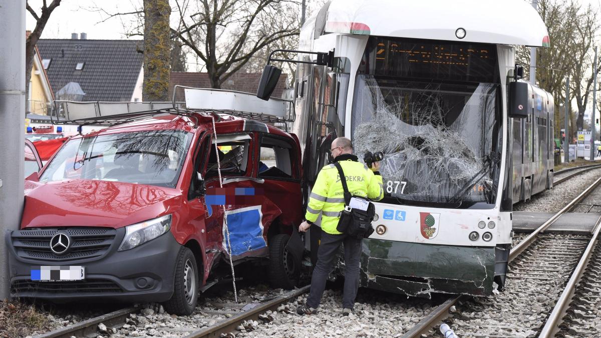 Augsburg Autofahrer Stirbt Nach Unfall Mit Stra Enbahn Auf Haunstetter