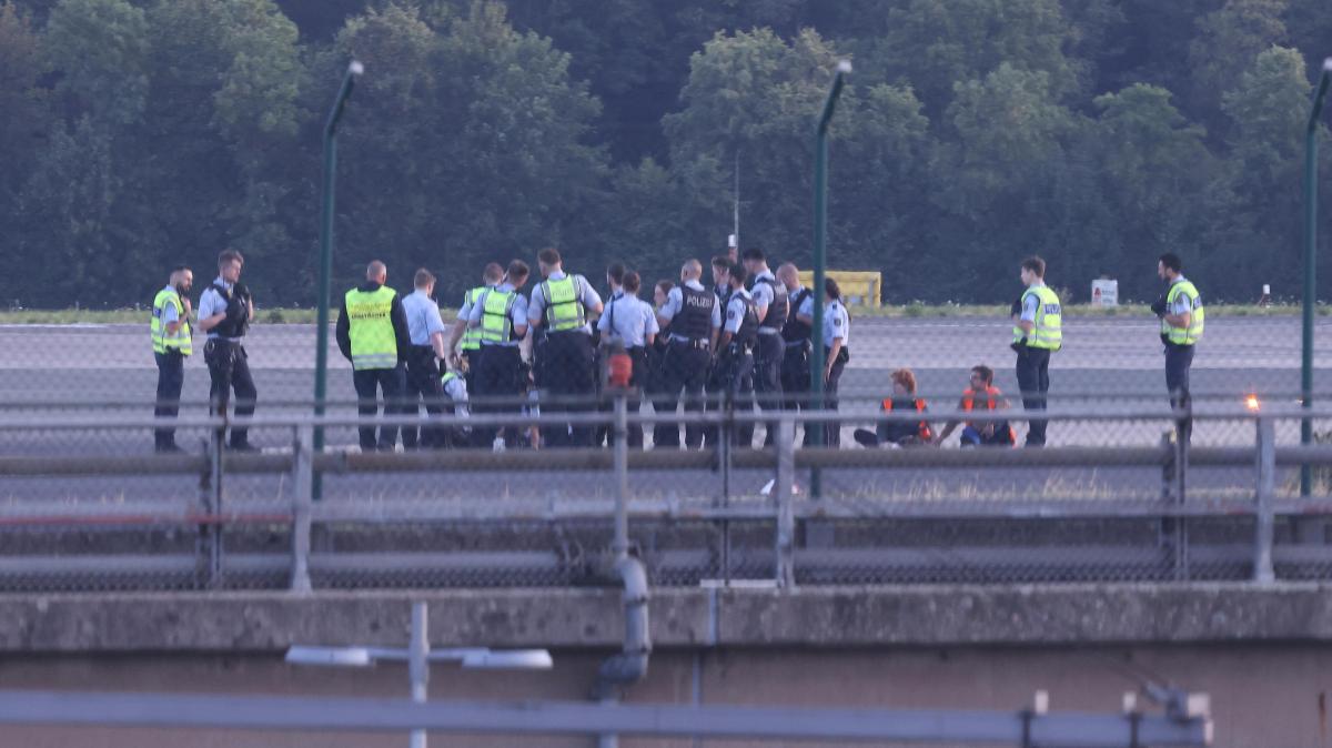 Letzte Generation Blockiert Flugh Fen In Hamburg Und D Sseldorf