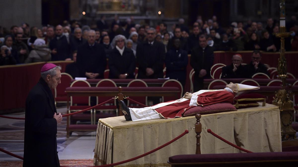 Trauer um Benedikt XVI Öffentlich aufgebahrt Gläubige verabschieden