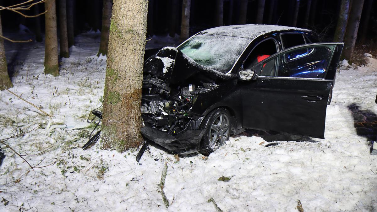 J Hrige Prallt Mit Ihrem Auto Nahe Limbach Gegen Einen Baum