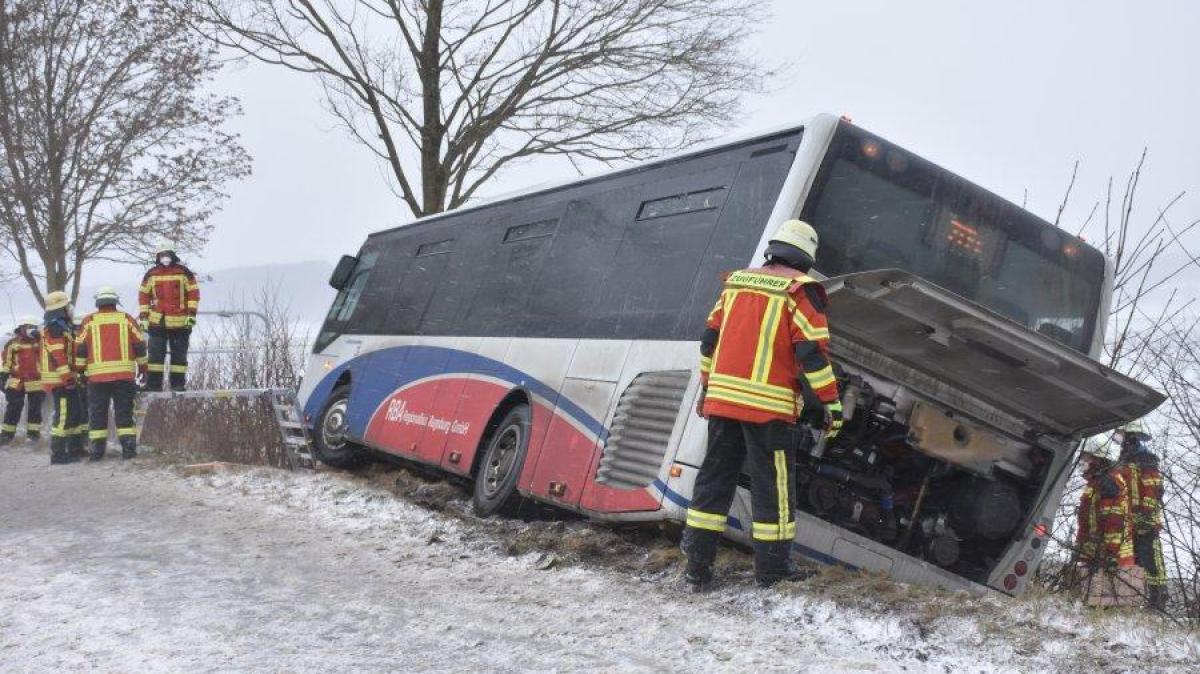 Hiltenfingen Bus Landet Im Graben Fahrer Eingesperrt