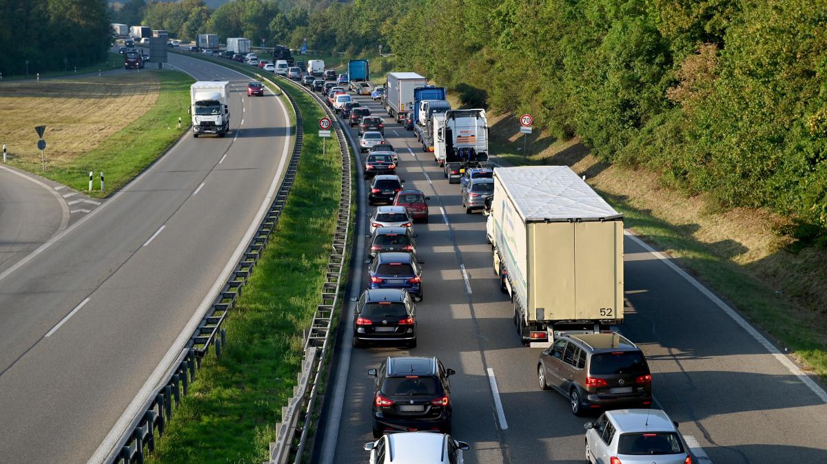 Kleine Baustelle sorgt für kilometerlangen Stau auf der B10 in Ulm