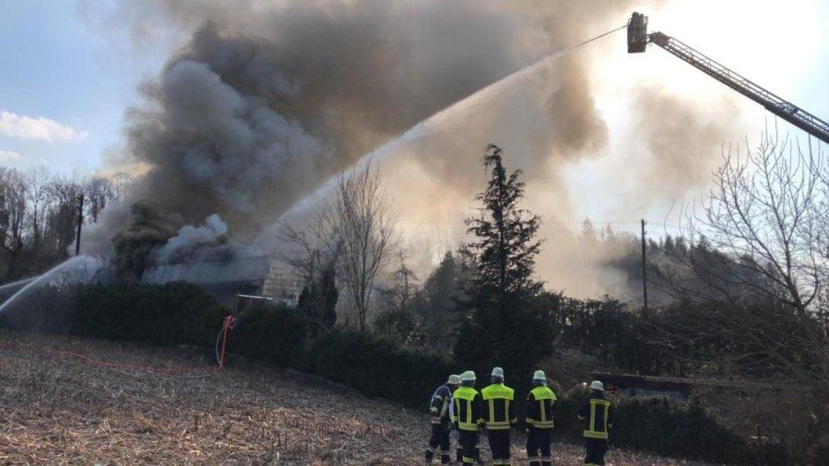 Neusäß Haus an der B 300 brennt lichterloh Großeinsatz der Feuerwehr