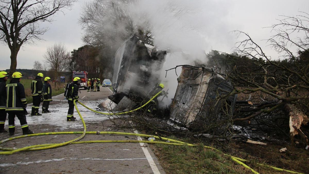 Schrobenhausen Lastwagen F Ngt Nach Unfall Feuer Fahrer Stirbt In