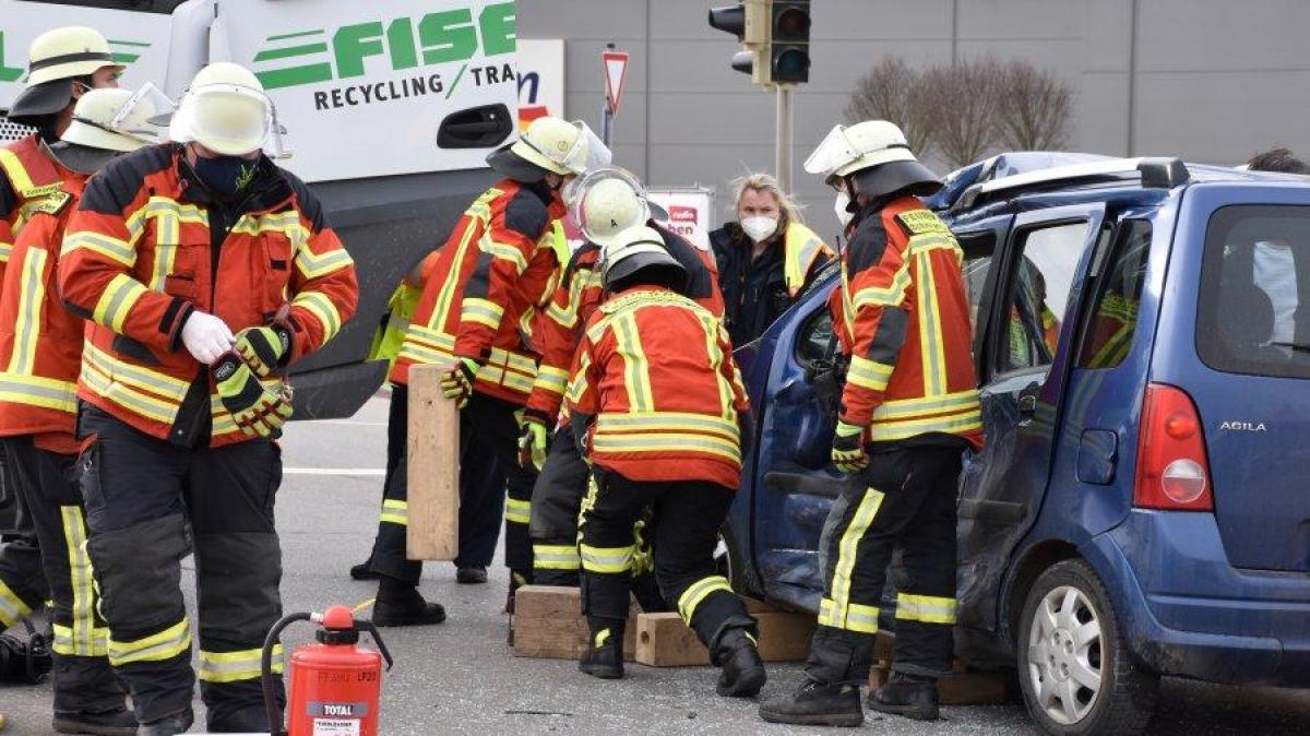 Frau Wird Bei Unfall In Schwabm Nchen In Ihrem Wagen Eingeklemmt