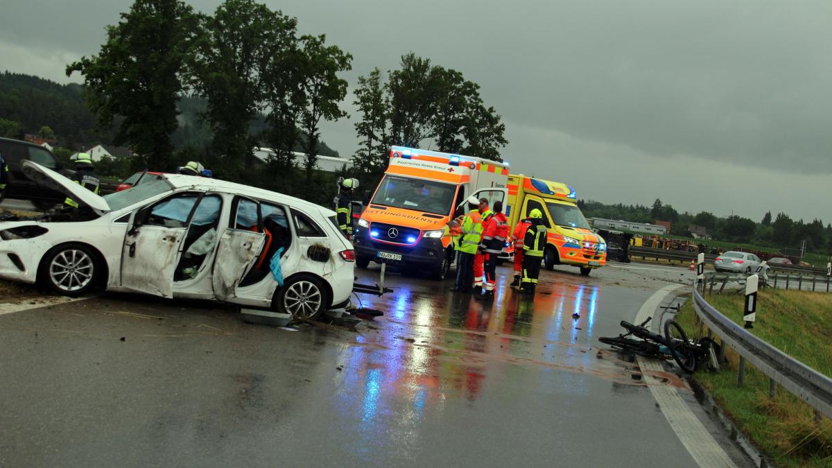 Unfall auf A7 Zwei Autos stoßen zusammen vier Personen verletzt