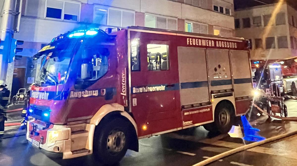 Brand In Augsburg Oberhausen Feuerwehr Rettet Bewohner Aus Haus