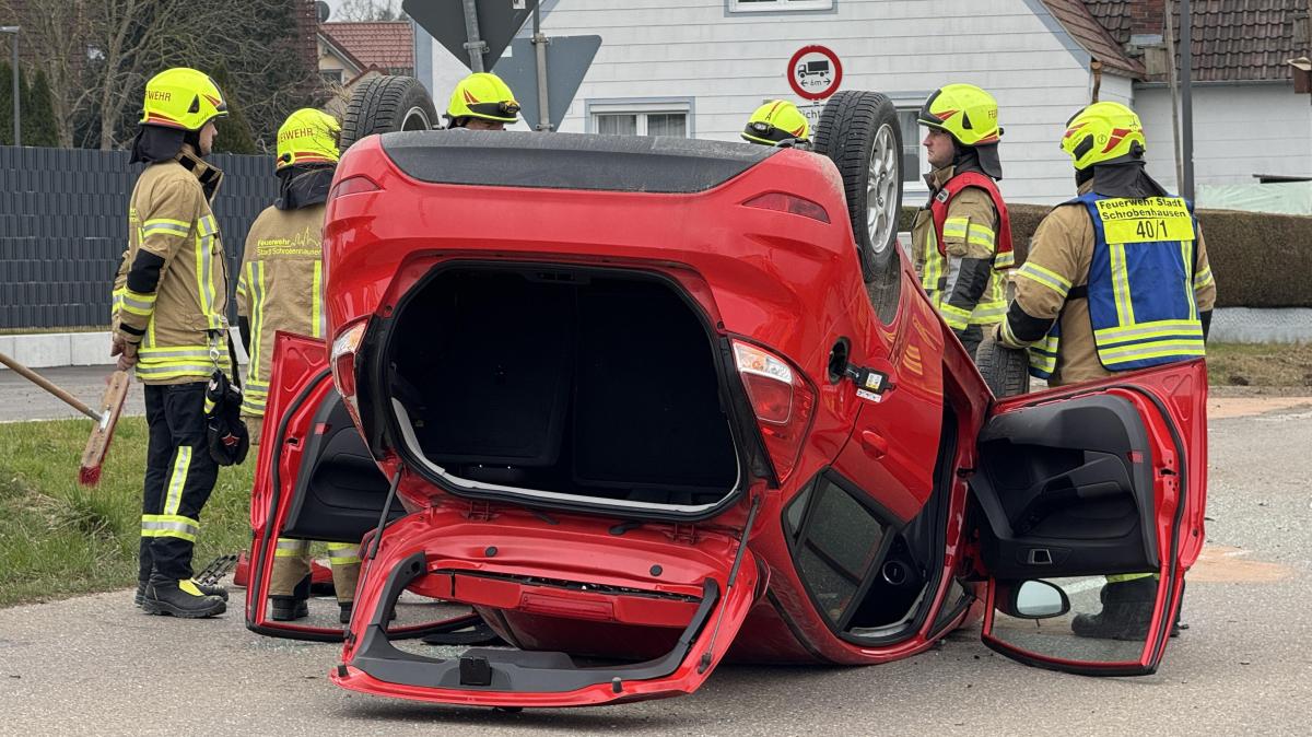 Auto Landet Nach Unfall In Aresing Auf Dem Dach Mann Schwer Verletzt