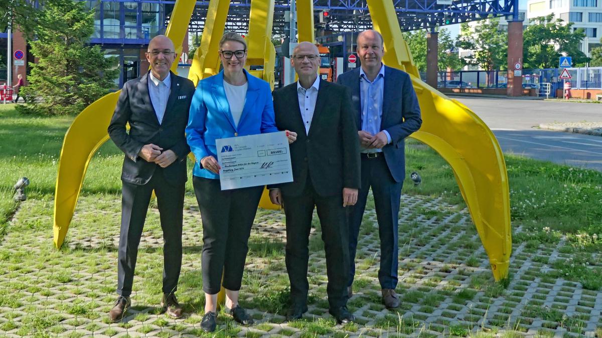 Firmen Spenden Euro F R Hochwasseropfer In Aichach Friedberg