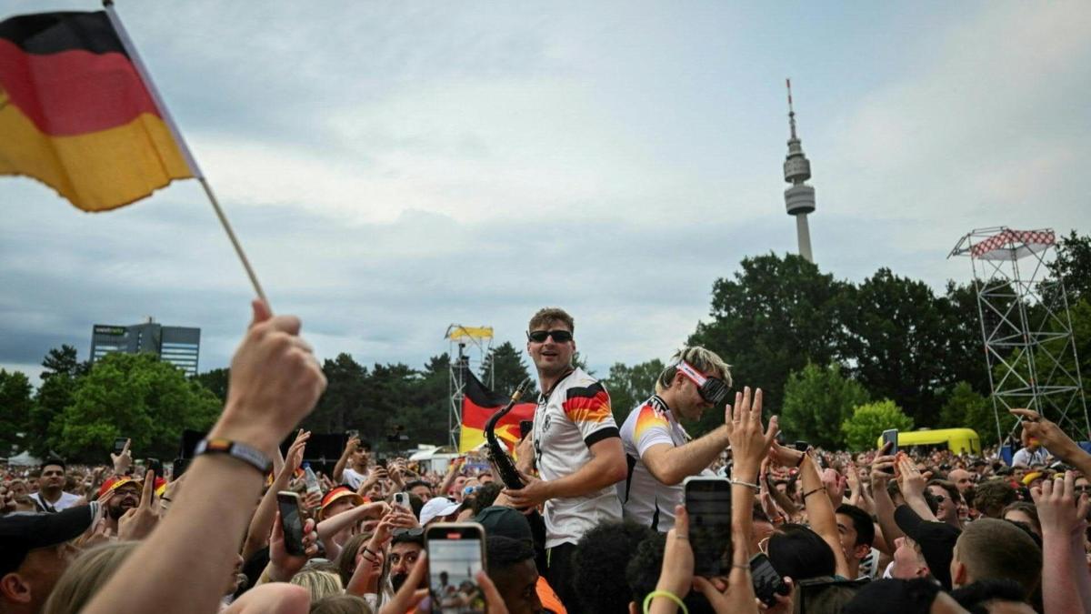 Bebende Fanzones DFB Team Saxophon und Ski Aggu sorgen für Partystimmung