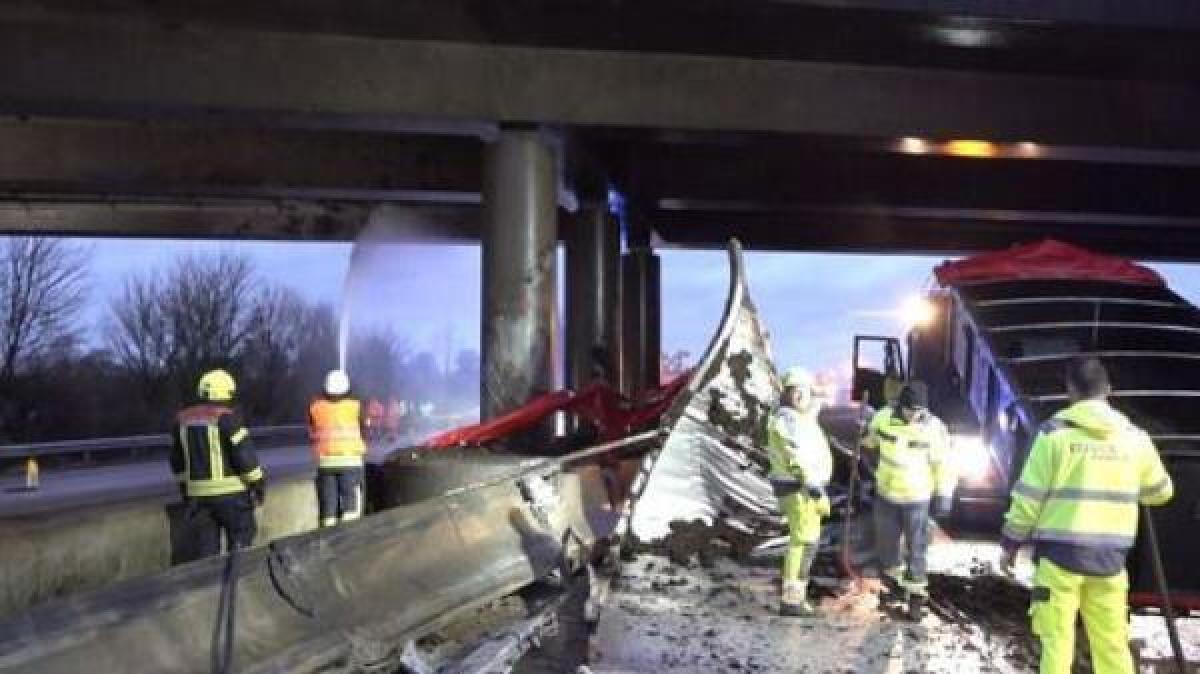 Video Mist Lkw St T Gegen Br Cke Verletzte Und Vollsperrung Auf