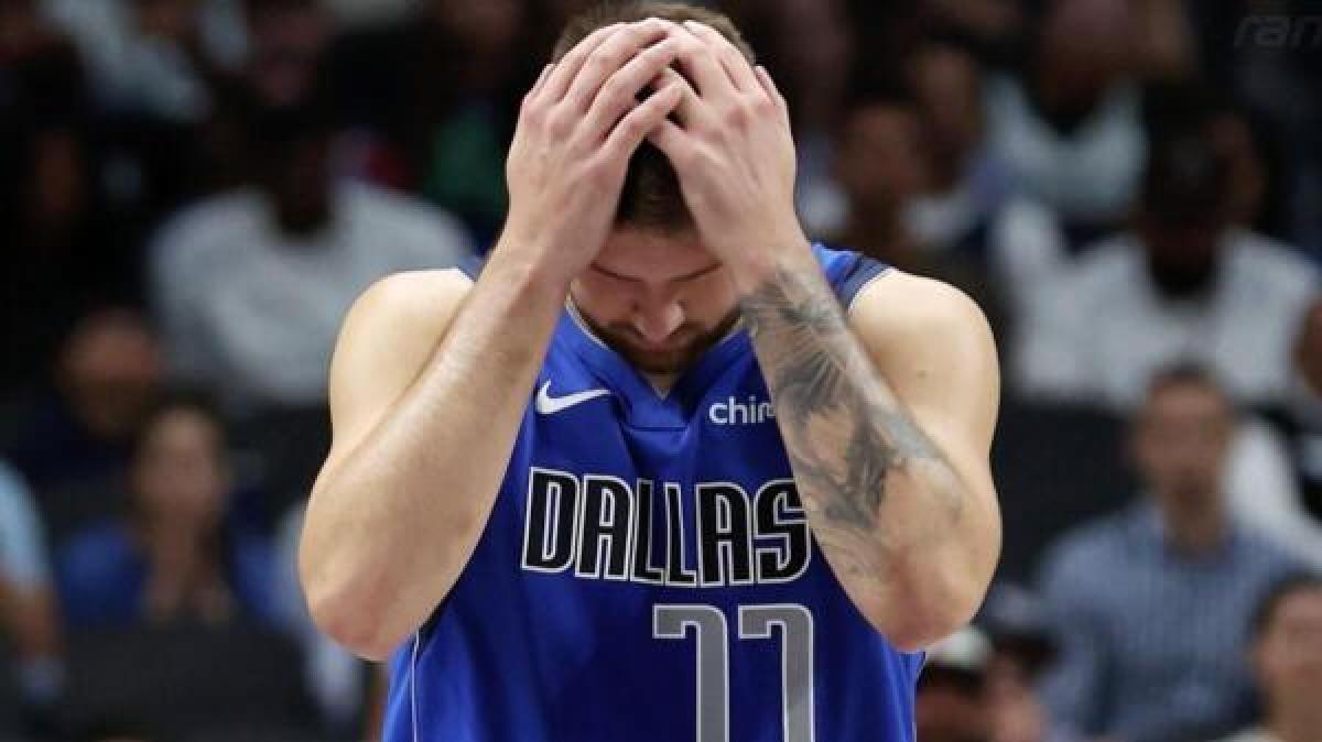 Video NBA Irre Protest Aktion Mavs Fans wüten nach Doncic Trade