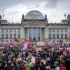 Demonstration für Demokratie und gegen Rechtsextremismus vor dem Berliner Reichstagsgebäude.