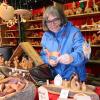 Anna Kotal aus Merzingen verkauft seit 27 Jahren ihre Holzwaren auf dem Romantischen Weihnachtsmarkt in Nördlingen.