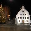 Das Rathaus in Babenhausen wird inzwischen nicht mehr beleuchtet, der Weihnachtsbaum soll aber auch 2022 erstrahlen.