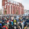 Rund 3000 Menschen nahmen am Samstag bei der Mahnwache von "Omas gegen Rechts" zum Thema "Demokratie verteidigen - wir halten zusammen" am unteren Markt in Würzburg teil.