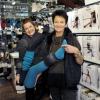 Fachverkäuferinnen für Mode rund ums Bein: Tanja Widitz und Irene Küppers beraten im „Nylons & Socks“ in der Schlossergasse Herren und Damen bei der Auswahl von „Beinkleidern“. 
