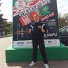 Allgegenwärtig in Minsk sind die Werbetafeln für die Muay-Thai-Weltmeisterschaft. Die Gelegenheit für ein Erinnerungsfoto nahm Matas Miliunas sogleich wahr. 	