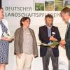 Die Arge Donaumoos hat für ihr Projekt Naturweiden Donaumoos den Deutschen Landschaftspflegepreis bekommen. Das Bild zeigt die Niedersächsische Landtagspräsidentin Gabriele Andretta, Anja Schumann und Ulrich Mäck als Projektverantwortliche Naturweiden Donaumoos) und Josef Göppel, der Vorsitzender des Deutschen Verbandes für Landschaftspflege bei der Preisübergabe. 