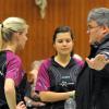 Stopp! Betreuer Günther Kramer zeigt es an. Die Tischtennisfrauen des TSV Herbertshofen (von links Bianca Wanzl und Madeleine Trieb) wollen den Abstieg aus der Oberliga verhindern. 
