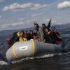 Flüchtlinge erreichen im Schlauchboot die griechische Insel Lesbos. Die Stadt Augsburg will nun junge Flüchtlinge aufnehmen. 	 	