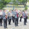 Der Musikverein Kühbach feierte am Wochenende sein 25-jähriges Bestehen. Die Mitglieder bezogen vor der Kirche Aufstellung und führten den Festzug durch die Marktgemeinde an. 