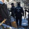 Polizisten suchten auf dem Grandstück in München-Haar nach der Leiche des Mannes. Sie gruben einen Plastiksack mit dem Leichnam aus.
