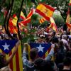 Demonstranten, die für die Unabhägigkeit Kataloniens protestieren, halten katalnische Fahnen, während ihnen Gegendemonstranten mit spanischen Fahnen gegenüberstehen.