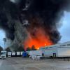 Eine Lagerhalle mit Maschinenteilen und Papier ist in Berlin-Marzahn in Brand geraten.