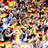 Die Fans in Köln feiern die deutschen Handballer. 