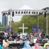 Organisatoren und Besucher mussten der Pandemie und dem Regenwetter beim Schlussgottesdienst des Ökumenischen Kirchentags trotzen.  	