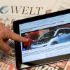 Ein Tablet-Computer mit einer Online-Zeitung auf dem Bildschirm liegt auf einem Tisch mit Zeitungen.In diesem Jahr rücken die Macher das mobile Internet in den Fokus.