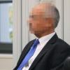 Ein 62-Jähriger sitzt im Landgericht Memmingen (Bayern). Der Mann war 1995 wegen der vermeintlichen Vergewaltigung seiner Tochter des sexuellen Missbrauchs von Kindern und der Vergewaltigung für schuldig befunden worden. Er saß sieben Jahre im Gefängnis. Nachdem die Tochter ihre Vorwürfe widerrufen hat, wird der Prozess nun in einem Wiederaufnahmeverfahren neu aufgerollt.