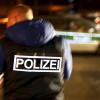 Die Polizei musste am Samstagabend in Augsburg einen Mann mitnehmen, der im Drogenrausch in der Wohnung seines Nachbarn randalierte.