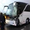 Der Bus war mit 48 Fahrgästen voll besetzt.  Der Busfahrer und eine Frau wurden leicht verletzt.