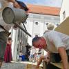 Bei hochsommerlicher Hitze suchten die Besucher des Neuburger Schloßfests Schatten und Abkühlung - so wie hier im Pfarrhof St. Peter.