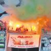 Bei Feuerwerk im Stadion, wie hier beim Spiel am Samstag, sehen die Polizei und der FCA rot. Fans aus Hannover müssen daher mit Ärger rechnen. 