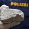 Ein 35-Jähriger lief auf der Straße zwischen Mendorf und Oberdolling und warf wahllos mit Gegenständen um sich. Dabei traf er mit einem Stein auch ein Auto. Jetzt ermittelt die Polizei.