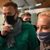 Letzte Momente in Freiheit: Alexander Nawalny mit seiner Frau Julia nach der Landung am Moskauer Scheremetjewo-Flughafen. Wenig später wurde der Oppositionspolitiker abgeführt.