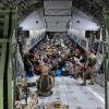 Ein Bild aus dem August 2021, das vielen im Gedächtnis geblieben ist: Geflüchtete sitzen in einem Airbus A400M der Bundeswehr, um Afghanistan zu verlassen. 