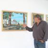 Ausstellung im Taubenturm in Dießen: Walter Hiebler erläutert das einzige von ihm ausgestellte Bild, auf dem Personen zu sehen sind. 	