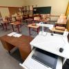 Noch sind viele Klassenzimmer in Augsburg leer. Das könnte sich bei sinkenden Corona-Zahlen aber demnächst ändern.