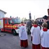 Pfarrer Michael Schönberger segnete das Fahrzeug und das neue Gerätehaus der Mauerbacher Feuerwehr.