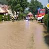 Im Aichacher Stadtteil Griesbeckerzell waren nach dem starken Regen am Freitagabend Straßen und Keller überflutet. Vor allem die Haunswieser Straße war stark betroffen. 