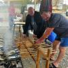 Auch Steckerlfisch gehört traditionell zum Kellmünzer Marktfest. Das Bild zeigt (von links) Manfred Hecht, Herbert Hempfer und German Mayer. 