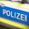 Ein Mann prallt am 1. Januar mit seinem Auto in eine Hausfassade in Augsburg-Oberhausen. Die Polizei vermutet, dass er weitere Unfälle gebaut haben könnte. 