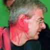 Im Mai 1999 wird auf einem Sonderparteitag der Grünen aus Protest gegen den Nato-Einsatz im Kosovo ein Farbbeutel auf Fischer geworfen.
