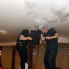 Feuerwehrchef Frank Habermaier (links) und zwei Kollegen prüfen mit einer Nebelmaschine, ob Rauch vom Garderobenbereich in den Zuschauerraum eindringen kann. Die Antwort: Ja.