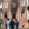 Hunderte Neonazis randalierten 1992 in Rostock-Lichtenhagen. Dabei steckten sie auch ein von über 100 vietnamesischen Vertragsarbeiterinnen und -arbeitern bewohntes Haus in Brand.